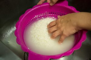 Lavando el arroz 2